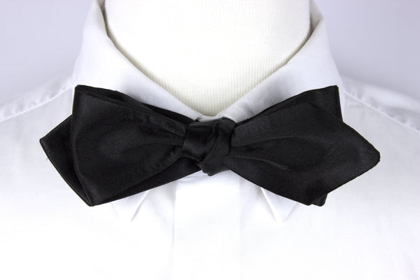 THE CLASSIC - SILK BOWTIE (DIAMOND TIP)